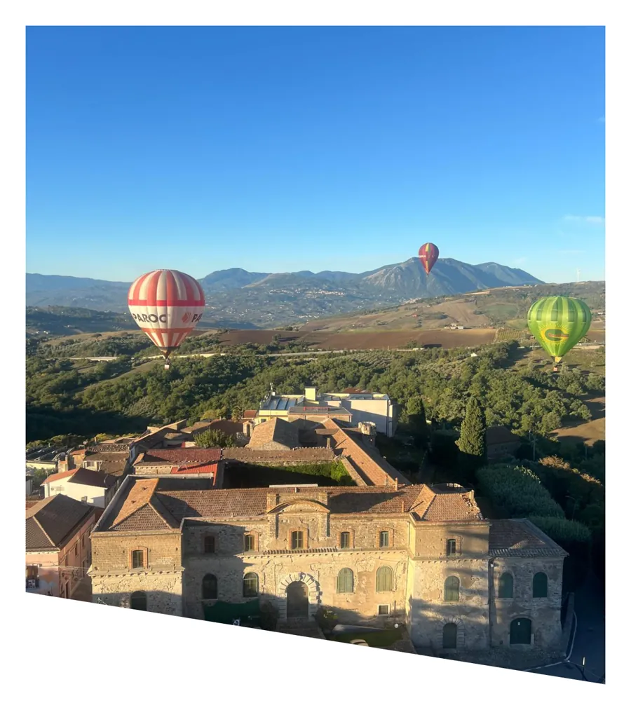Mongolfiere sul Palazzo Ducale di Fragneto Monforte